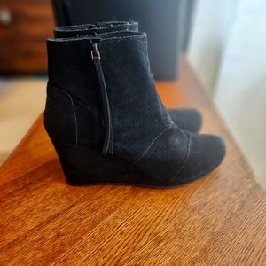 Tom's suede wedge booties sz 12